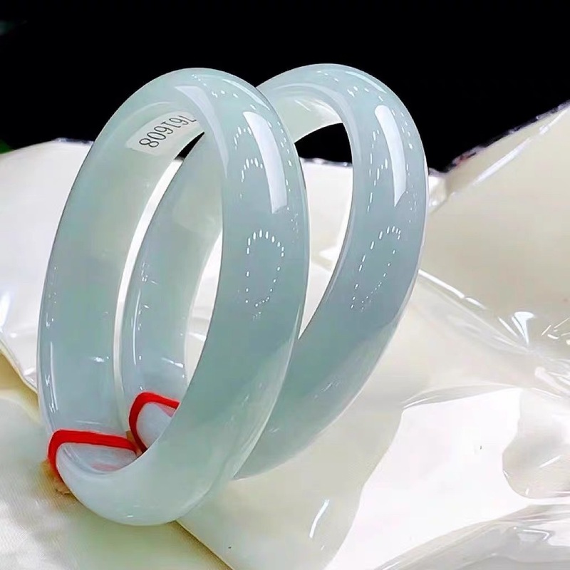 Bracelets - กำไลหยกพม่าสีเขียวอ่อนจากเหมืองเก่า ของขวัญสำหรับผู้หญิง ของขวัญวันเกิดสำหรับแฟนสาว
