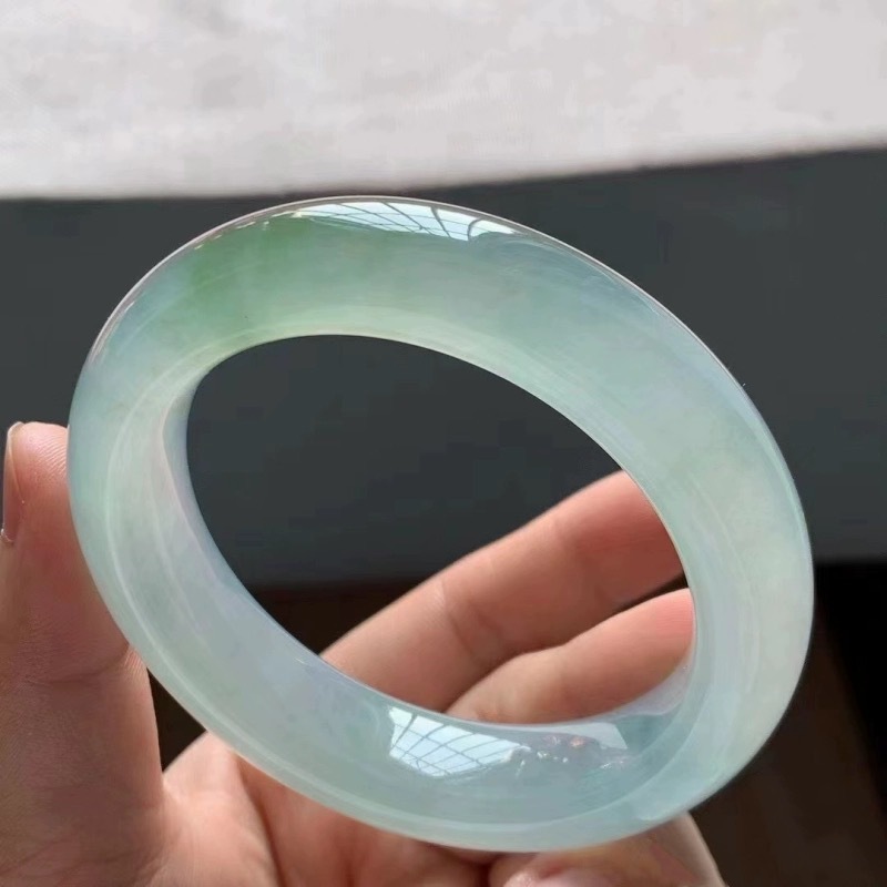Bracelets - หยกน้ำแข็งสีอ่อนสำหรับสาวๆ กำไลหยกพม่าสีเขียวโปร่งแสงแบบแสงจันทร์ ของขวัญสุดพิเศษ