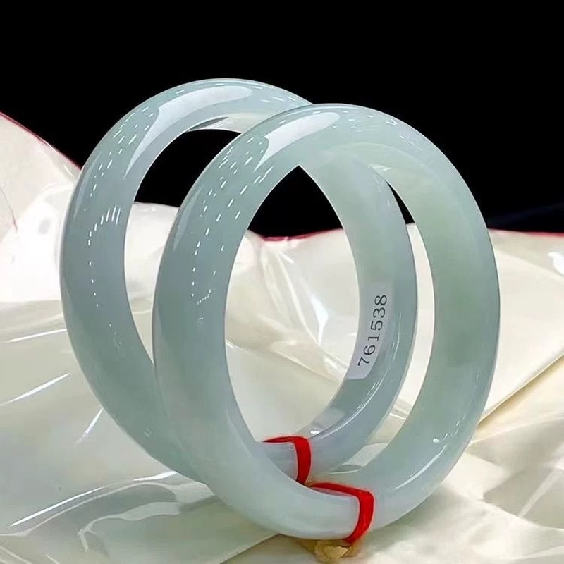 กำไลหยกพม่าสีเขียวอ่อนจากเหมือ - Bracelets บทวิจารณ์และราคา