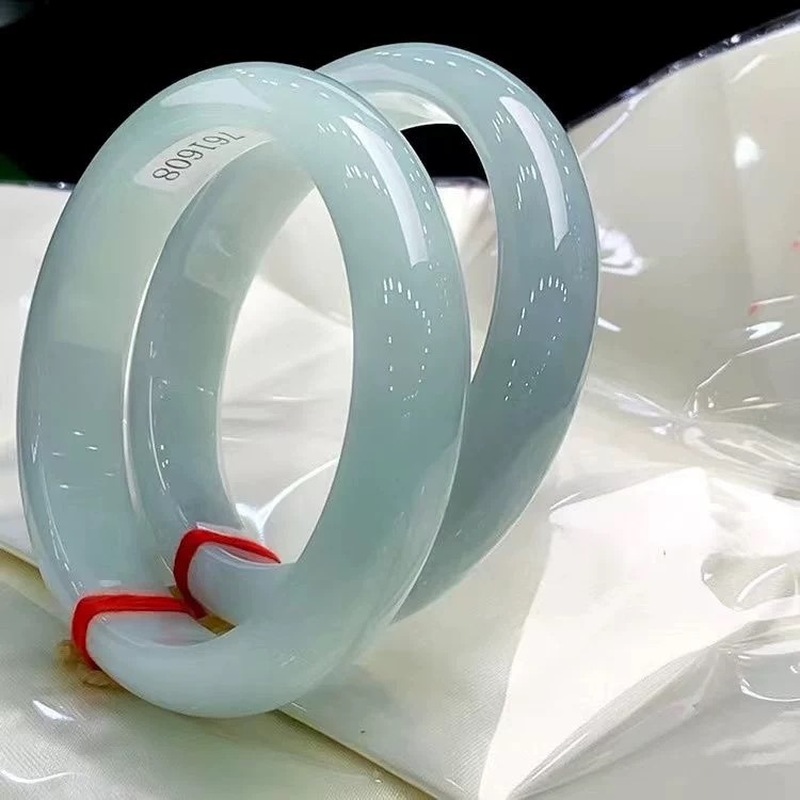 กำไลหยกพม่าสีเขียวอ่อนจากเหมือ - Bracelets บทวิจารณ์และราคา